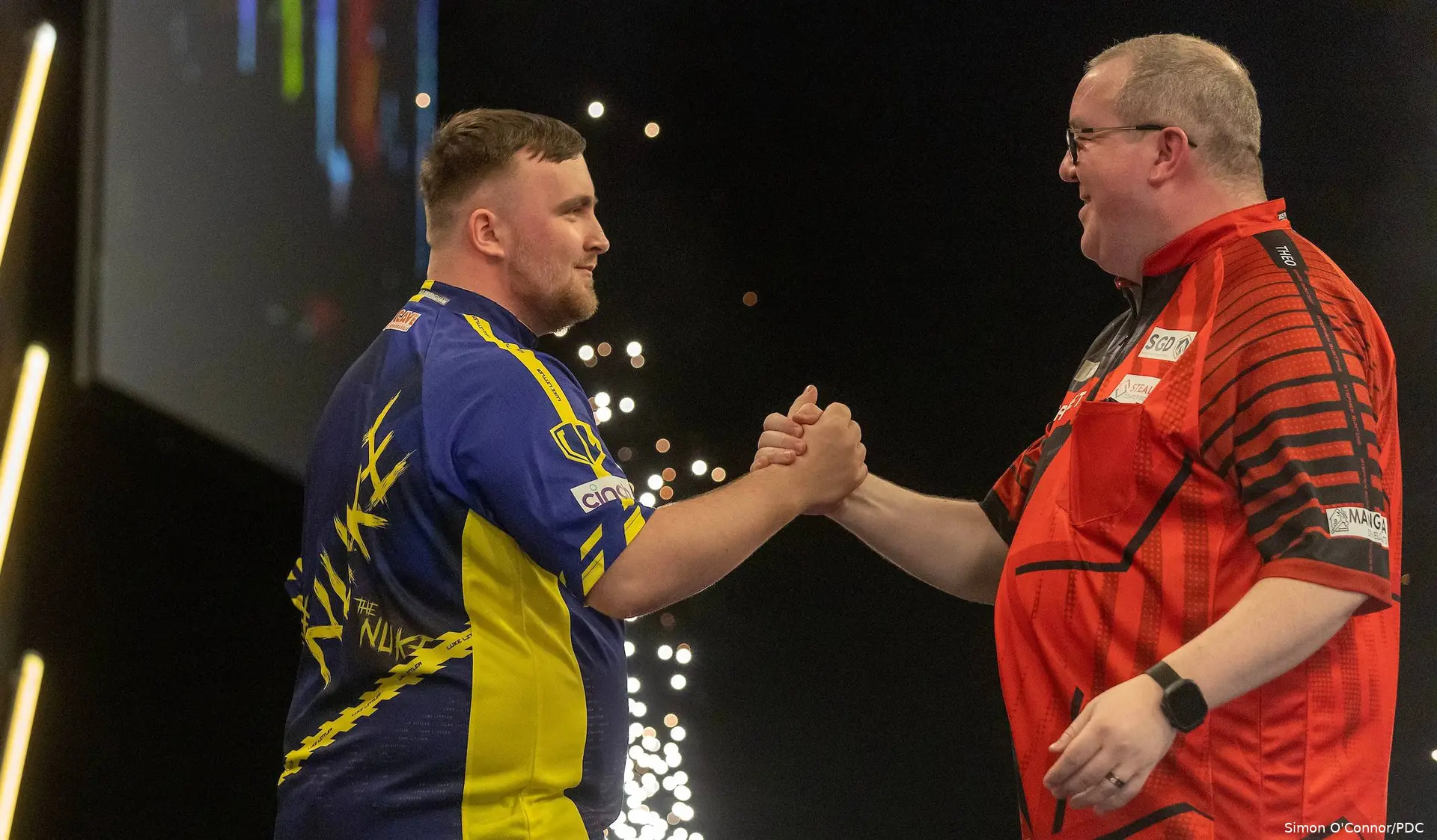 Luke Littler schudt de hand van Stephen Bunting