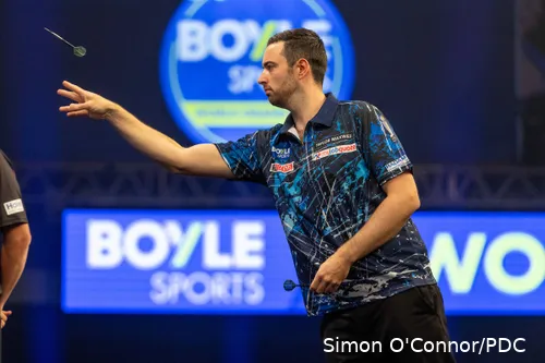 Luke Humphries in action