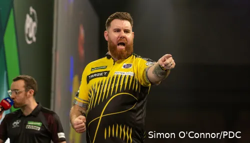 Ausgerechnet gegen Scott Williams: Der Engländer geriet vor wenigen Wochen beim German Darts Grand Prix ebenfalls mit einer Mittelfinger-Aktion in die Schlagzeilen