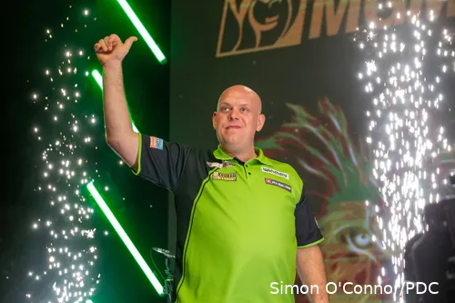 Michael van Gerwen won de Dubai Duty Free Darts Masters 2015 door in de finale Phil Taylor te verslaan