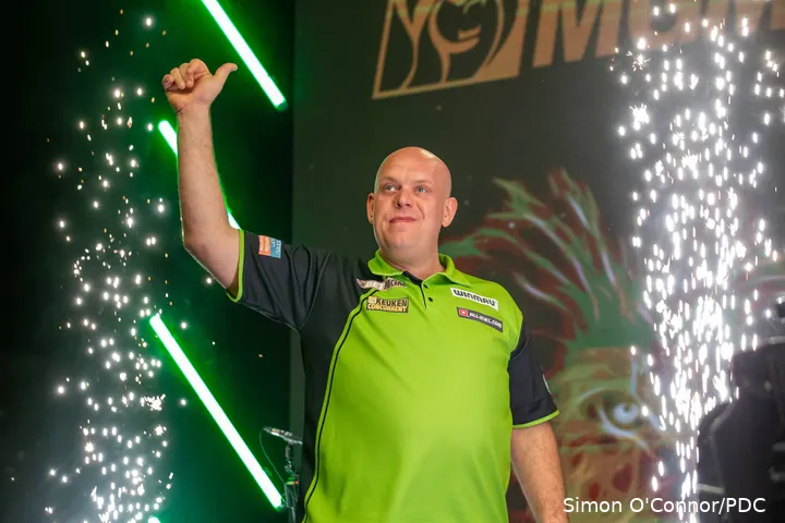 Michael van Gerwen won de Dubai Duty Free Darts Masters 2015 door in de finale Phil Taylor te verslaan