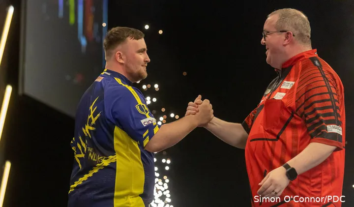 Luke Littler schudt de hand van Stephen Bunting