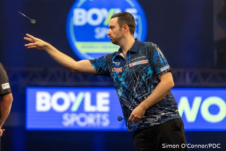 Luke Humphries in actie