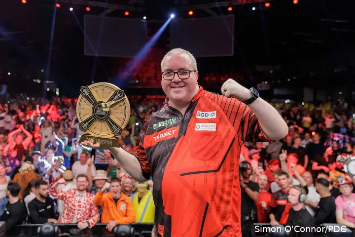 Stephen Bunting met de trofee van de Nordic Darts Masters 2025