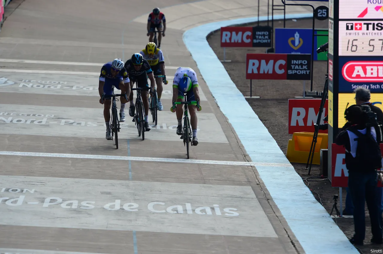 Matthew Hayman stays ahead of Tom Boonen in the sprint at the Roubaix cycling track