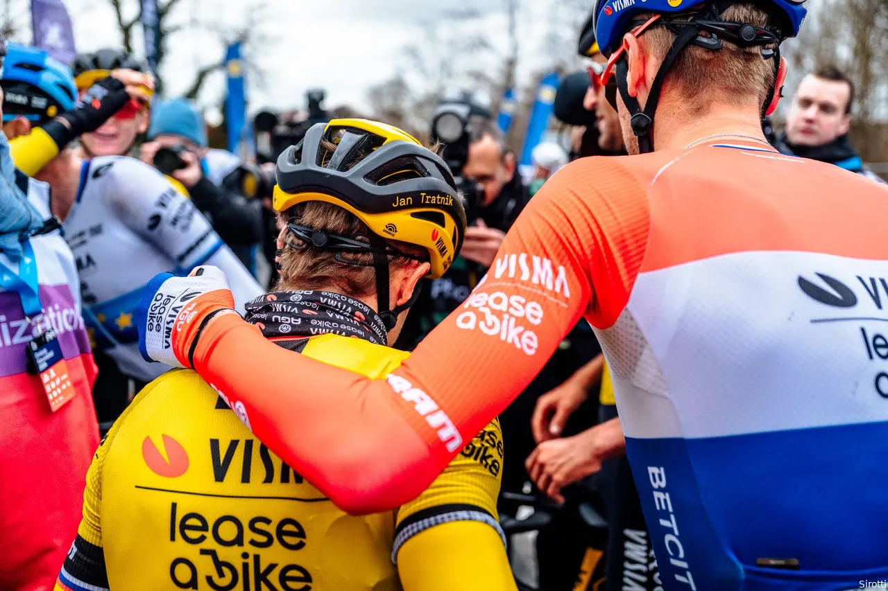 Van Baarle congratulates Jan Tratnik, winner of the Omloop