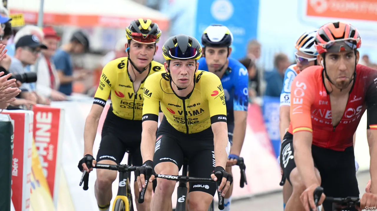 Bart Lemmen (right) replaces Sepp Kuss (left)