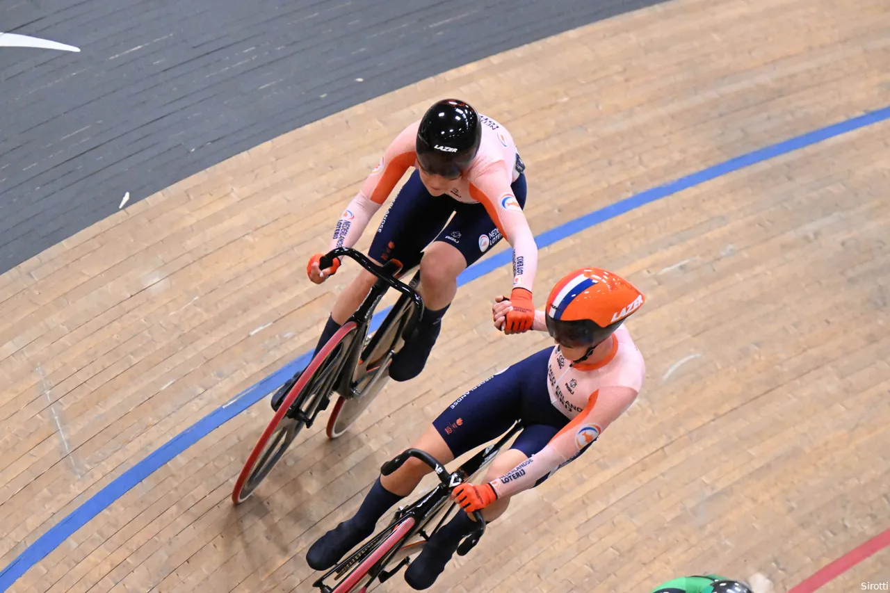 Maike van der Duin in action with Marit Raaijmakers at the 2023 Track Cycling World Championships