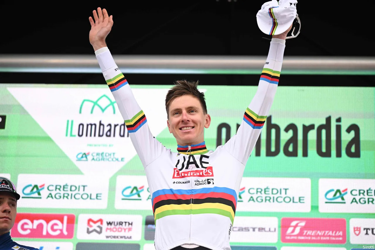 Tadej Pogacar on the podium, the best in Lombardy for the fourth year in a row