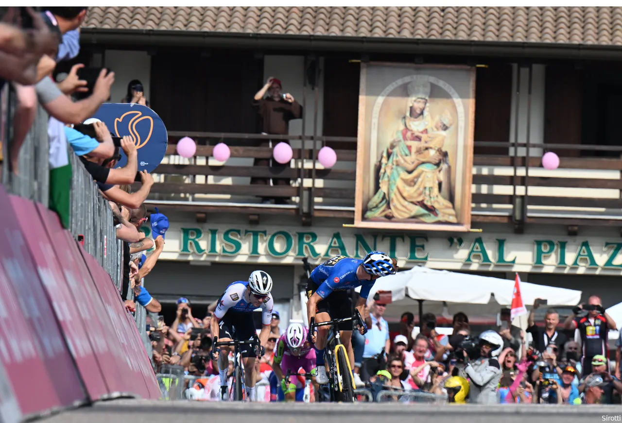 Bouwman beat Schmid at 2022 Giro in uphill sprint
