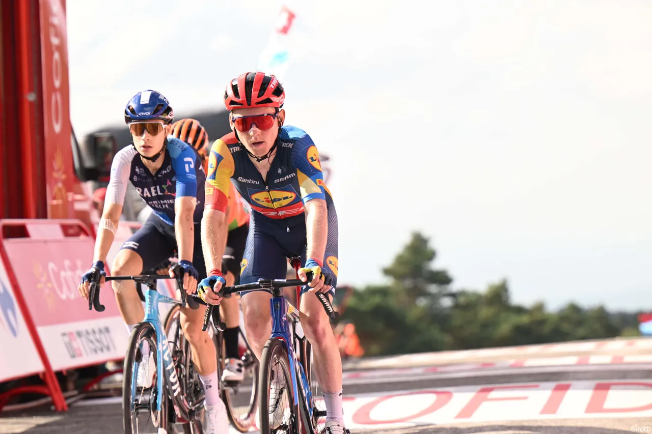 Sam Oomen on the offensive, during the 2024 Vuelta
