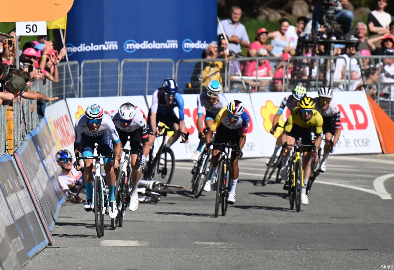Giulio Pellizzari's crash caused Derek Gee to lose time, but that was recovered moments later.