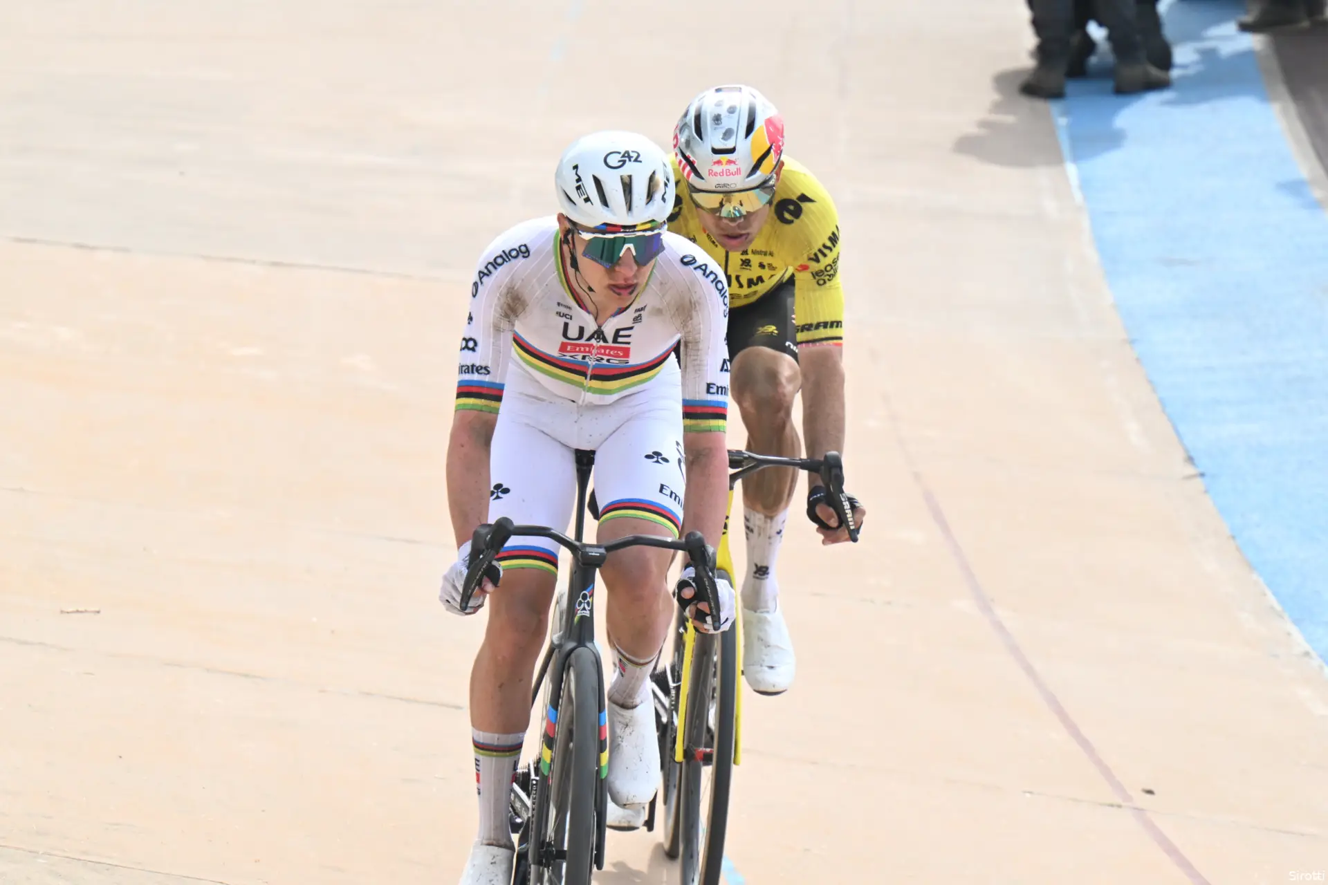 tadej-pogacar-wout-van-aert-roubaix