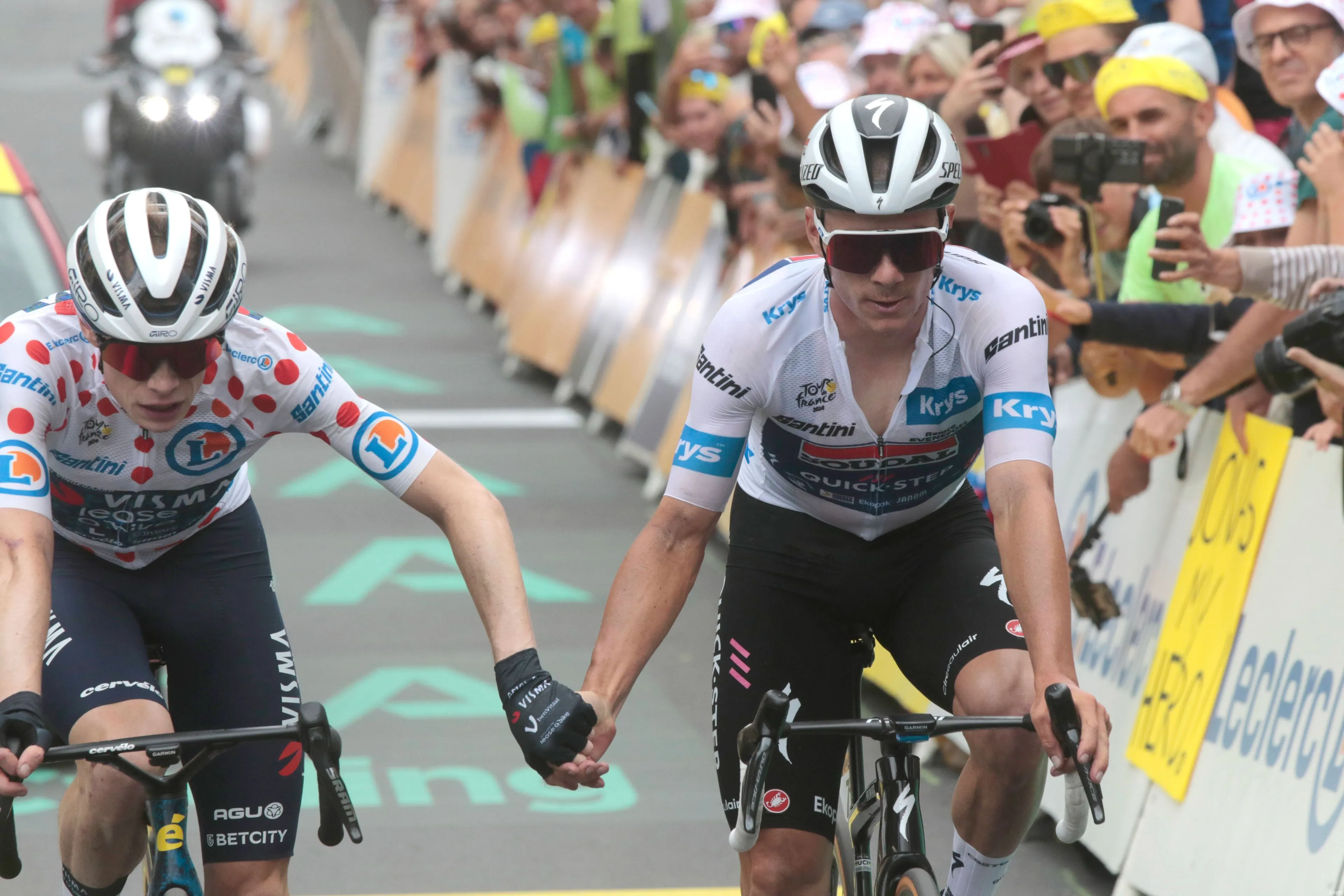 vingegaard evenepoel handje