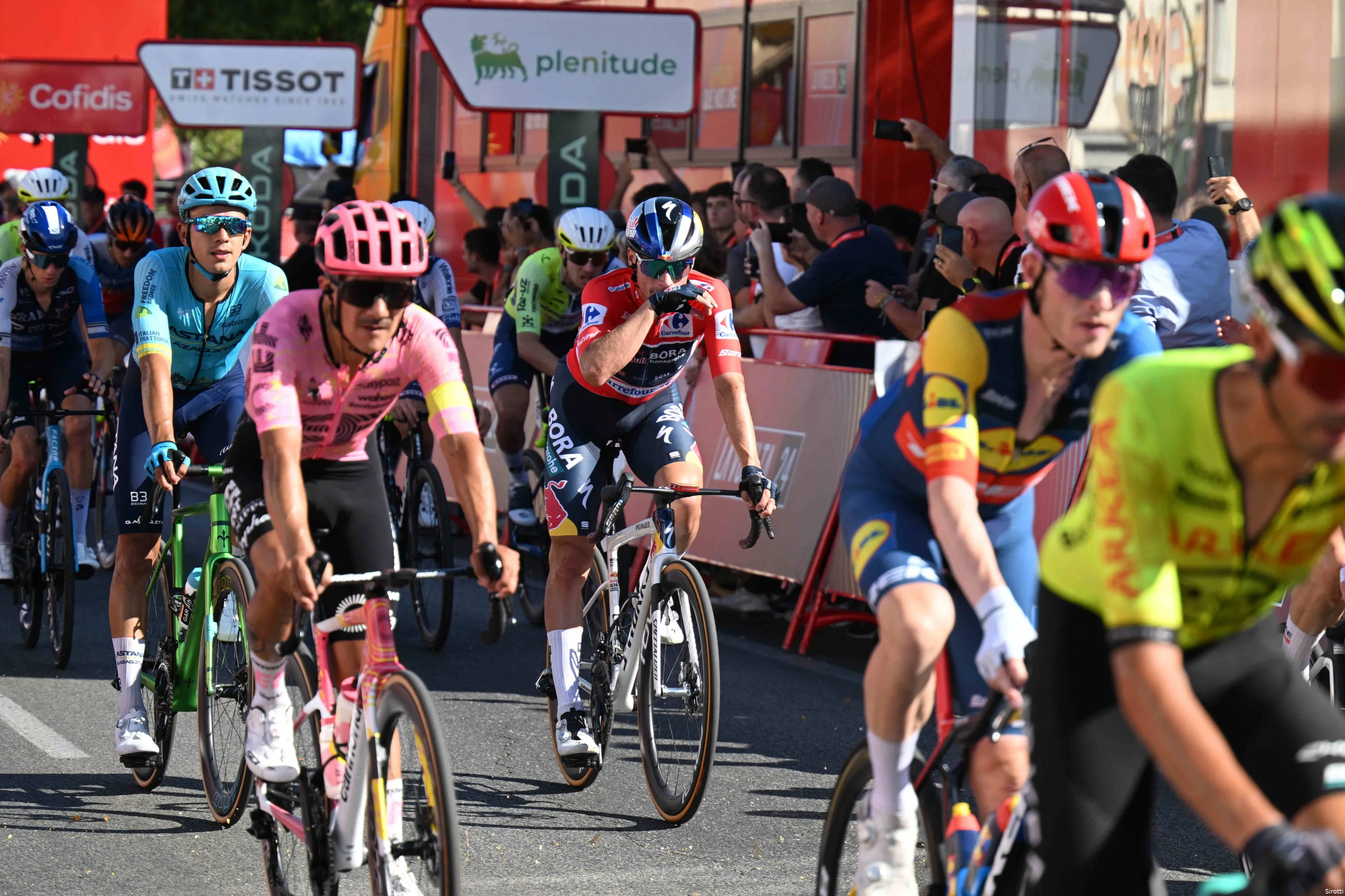 carapaz roglic vuelta peloton