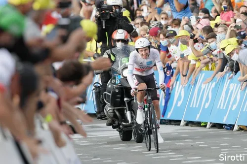 Daar komt mijnwerker Pogacar op La Planche des Belles Filles...