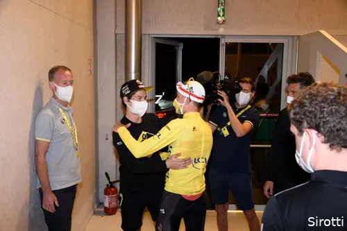 <i>Roglic en Pogacar op de avond van de beruchte tijdrit op La Planche des Belles Filles</i>