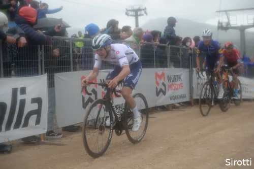 In de Giro van 2021 miste Evenepoel op een haar na de roze trui na rit 6. De roze trui in 2023 wel dragen, is een groot doel.