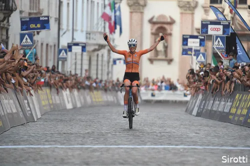 Ellen van Dijk pakte de titel vorig jaar, maar zal zondag in dienst van Lorena Wiebes gaan rijden.