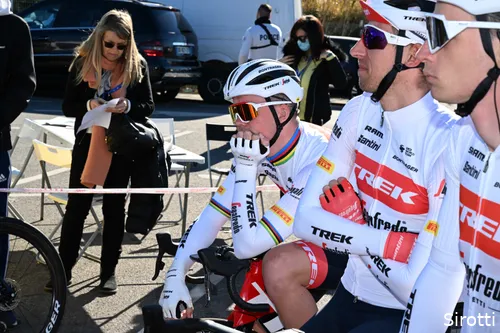 De mannen van Trek-Segafredo waren druk doende met het verzetten van werk
