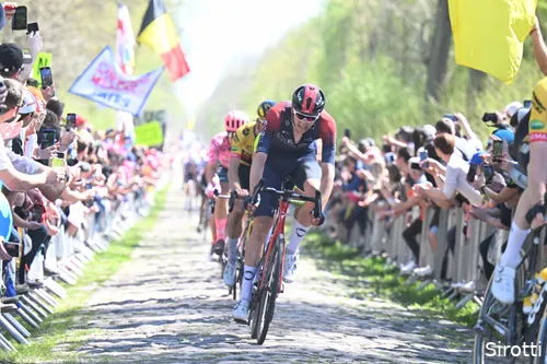 Turner op de kasseien van het Bos van Wallers
