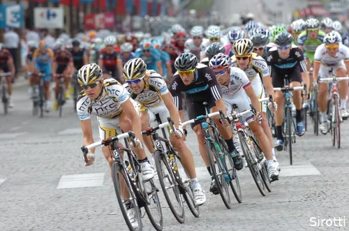 Een bekend gezicht: Bert Grabsch op kop van het peloton in de Tour