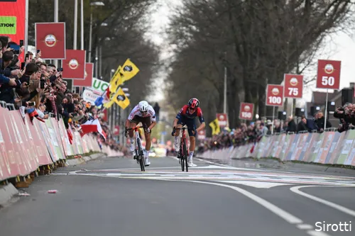 Kwiatkowski klopt Cosnefroy in een nagelbijtende sprint.
