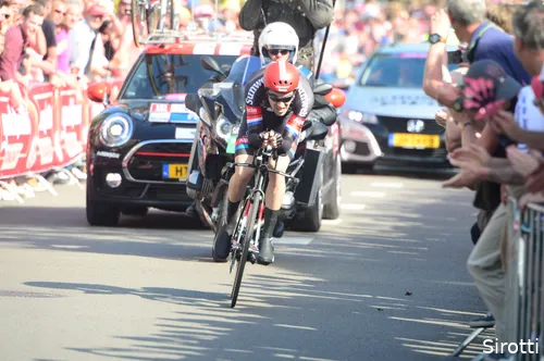 Dumoulin wint bij zijn Giro-debuut meteen de openingstijdrit.