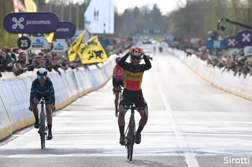 Lotte Kopecky kraait victorie in de Ronde van Vlaanderen 2022 door Annemiek van Vleuten in de sprint te verslaan