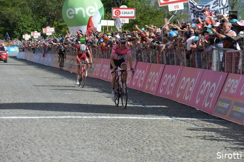 Dumoulin snelt met een ultieme krachtsinspanning voorbij Zakarin en wint de veertiende etappe.