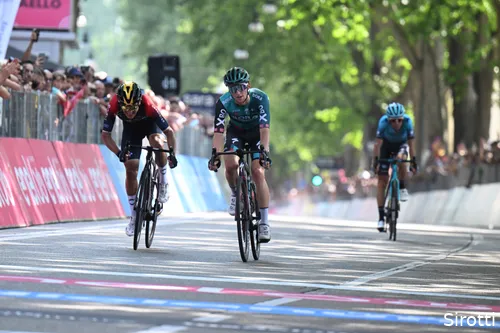 Hindley en Carapaz strijden onderling.<br>