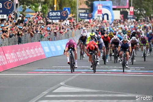 Ewan moet de zege in de zesde etappe aan Arnaud Démare laten, na een millimetersprint.