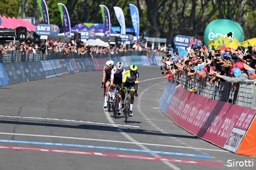 Biniam Girmay, Mauro Schmid en Mathieu van der Poel bij de finish van rit acht