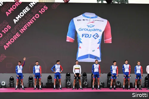 Groupama-FDJ, met Valter op rechts, op de ploegenpresentatie van woensdag