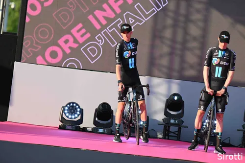 Romain Bardet bij de start van de Giro in Boedapest