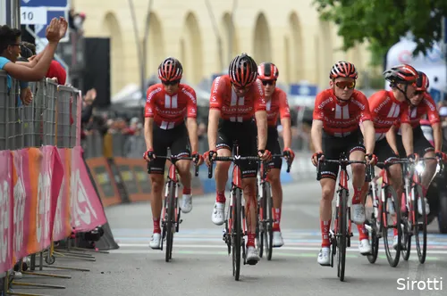 Dumoulin komt met bebloede knie over de meet in de vierde etappe, een dag later geeft hij op