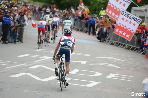 Hoogerland in de aanval, in de nationale driekleur: een kenmerkend beeld.