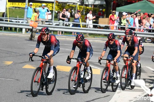 Meesterknecht Dylan van Baarle op kop van de INEOS-trein.