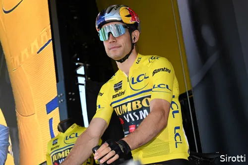 Wout van Aert in zijn gele trui