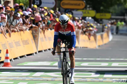 Mollema reed na zijn NK-titel rond in het rood-wit-blauw in de Tour-tijdritten.
