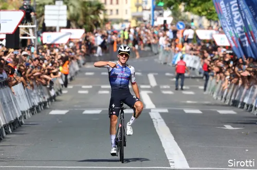 Een aankomstbeeld van Evenepoel dat we al vaak gezien hebben: solo en alle tijd om te vieren
