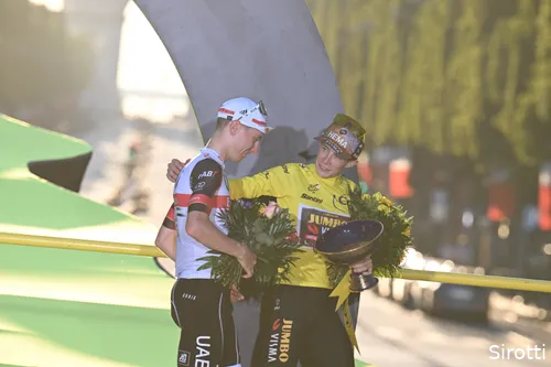 Pogacar en Vingegaard op het podium in Parijs.