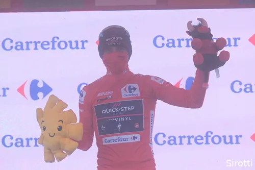 In de mist van de Pico Jano greep Evenepoel de rode trui