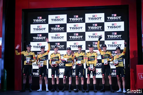 Jumbo-Visma op het podium.