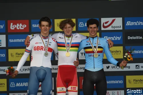 Joshua Tarling (links)