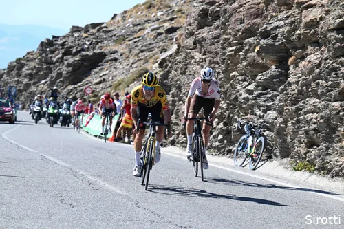 Roglic springt in het zicht van de top van de Sierra Nevada weg van Evenepoel en pakt zo kostbare seconden