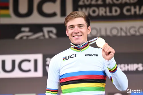 Evenepoel in zijn regenboogtrui