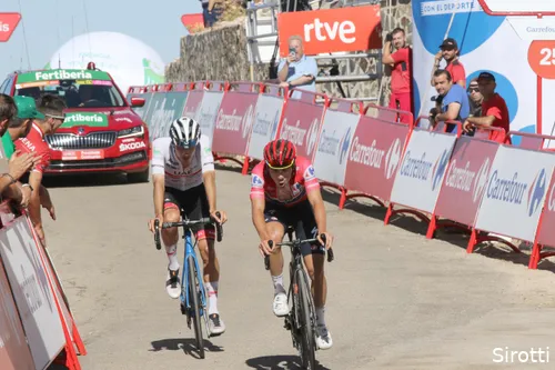 Juan Ayuso in de witte leiderstrui in de Vuelta, in het wiel van Remco Evenepoel