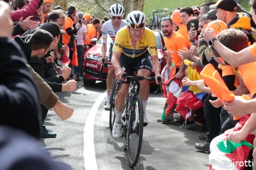 Evenepoel heeft het op steilere beklimmingen vaker lastig. In 2022 werkt hij gaandeweg die zwakte weg.