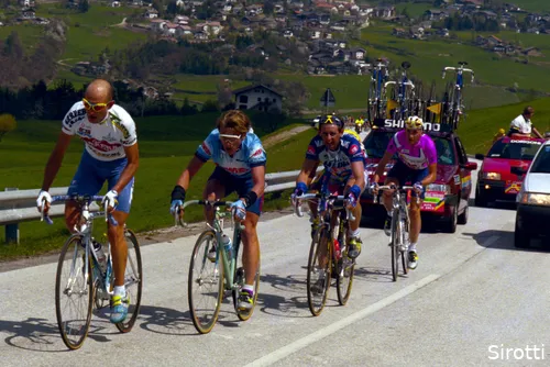 Pantani op kop, Rebellin in het roze achterin.&nbsp;